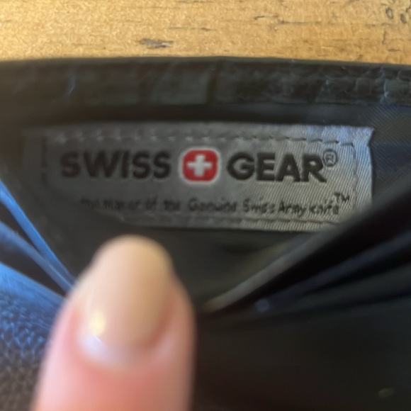 Swiss Gear billfold - Picture 4 of 7